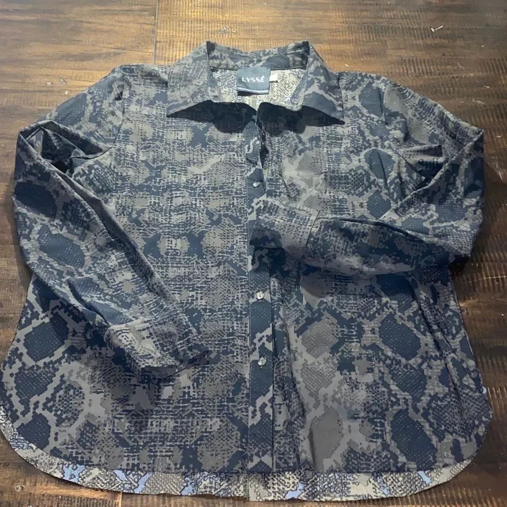 Lysse women’s olive green and Black Patterned Button Down Shirt medium